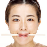 沈んだテンションを無理やりにあげたい時は割り箸を横に咥える